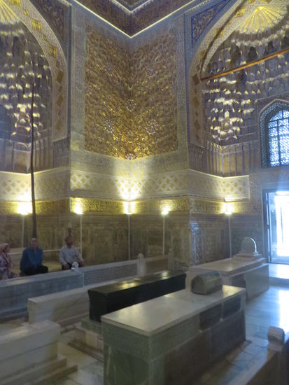 Im Innern war alles geschmückt mit blauen Kacheln und Blattgold und die Sarkophage Temirs und seiner Familie waren dort zu sehen.