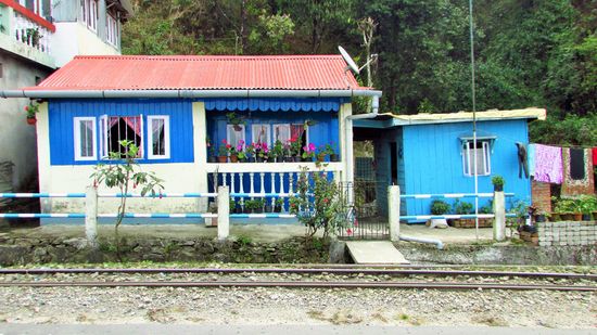 ein kleines Häuschen an der Zugstrecke