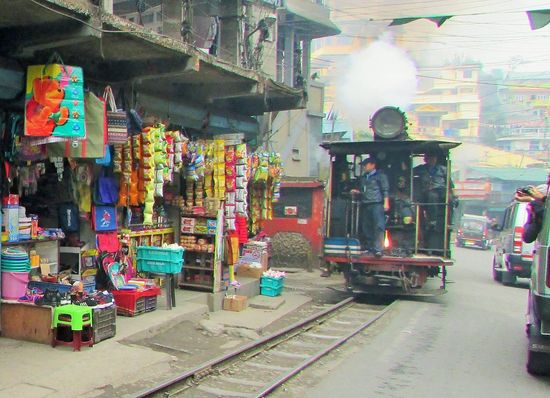 Auch an den kleinen Geschäften fährt der Zug dicht vorbei.