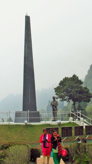 Am Denkmal für die nepalesischen Gurkha Soldaten, die im indischen Unabhängigkeitskampf gefallen sind, machen wir halt und steigen aus. Es blüht um uns herum.