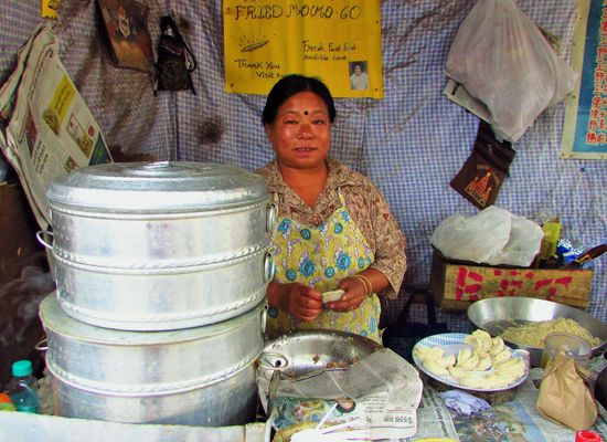 In Ghum steigen wir dann aus, es ist um die Mittagszeit und in den Garküchen wird das Essen frisch gekocht angeboten.