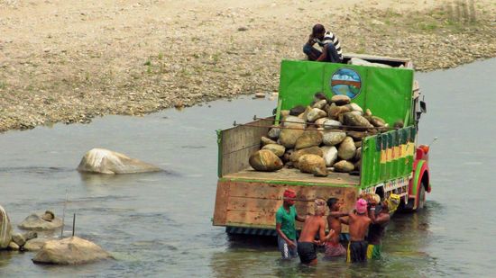 Wir kommen am Fluss vorbei, hier werden die dicken Kieselsteine aus dem Fluss geborgen und irgendwo im Straßenbau wieder verwendet