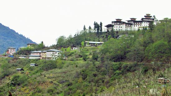 Wir sind überrascht, es ist jetzt viel sauberer als in Indien, es liegt kein Müll herum. Auch die Landschaft ist nun sehr schön. Es ist Frühling, es blüht und grünt. Wir sind in der Schweiz Asiens