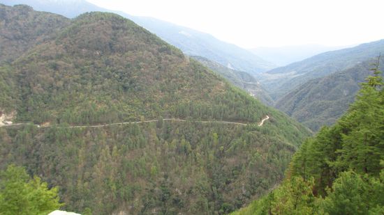 Die Straße windet sich am Berg entlang.