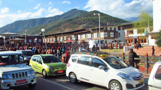 Es ist das Tshechu Fest und viele Menschen sind auf den Beinen und wollen den großen Thangka, ein nach religiösen Vorschriften bemaltes Tuch, sehen. Wir fahren erst mal an dem Kloster zum Stellplatz am Fluss vorbei. 
Am Abend ist dort im Zelt ein Abendessen und Folklore mit Tanz und Musik.