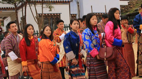 die festlich gekleideten Menschen