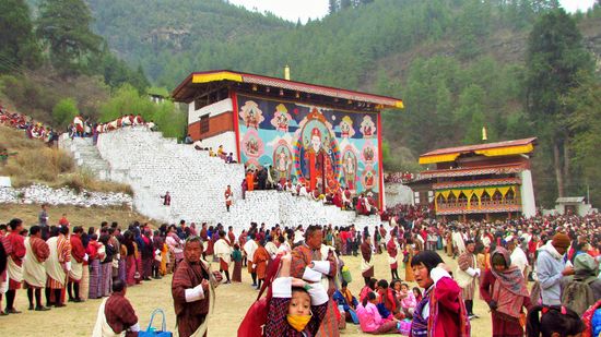 Der große Thangka aus dem 8. Jh. ist ausgehängt und alle stehen davor und bewundern ihn. Sie deuten die religiösen Bilder, wir können leider nichts davon verstehen.