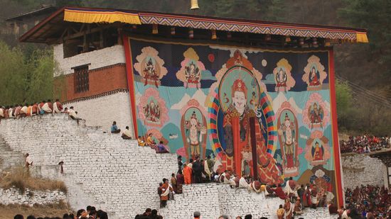 Buddha in der Mitte, mit seinen verschiedenen Stadien bis hin zur Erleuchtung.