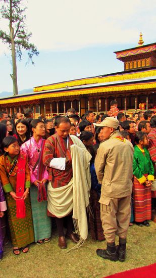 Die Menschen stellen sich auf, denn sie erwarten den König, der dieses Kloster zu dem Fest besuchen wird.