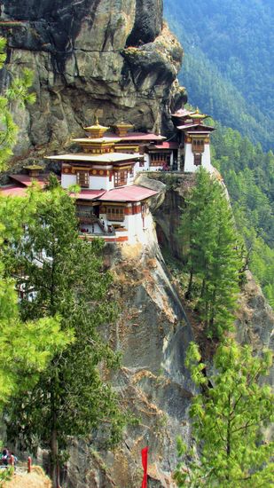 Das Tigernest ist ein Kloster, das hoch in den Bergen am Fels klebt. Die Gruppe bricht dazu auf. Wir bleiben zurück, denn es ist sehr anstrengend dorthin zu kommen.