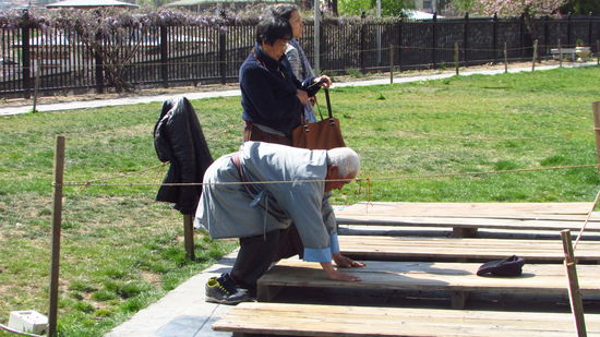 Die große Stupa, hierher kommen Pilger, die beten und sich niederwerfen.