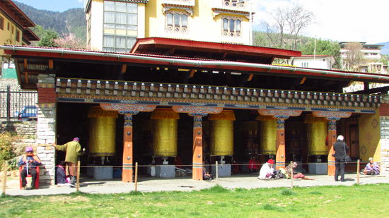 Die großen Gebetsmühlen werden von alten Leuten gedreht, die sich den ganzen Tag hier aufhalten