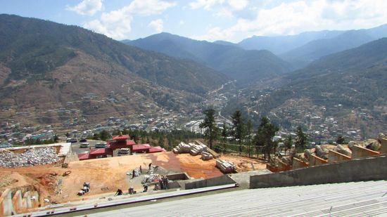 Der Blick Buddhas hinunter auf die Stadt