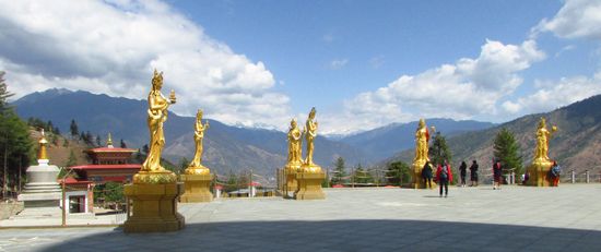 Goldene Statuen auf dem Podest