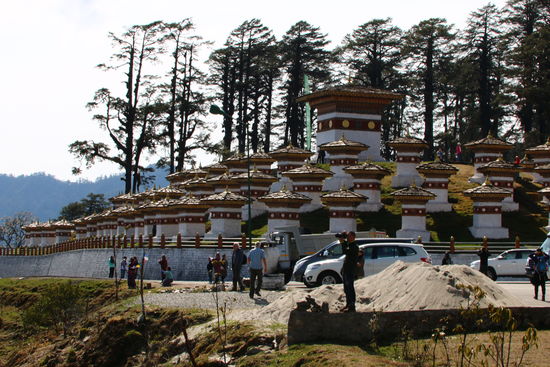 Auf der Passhöhe befinden sich 108 kleine Stupas, sie wurden errichtet als Erringung an die Opfer der Auseinandersetzung zwischen der bhutanischen Armee und Rebellen aus Assam.
