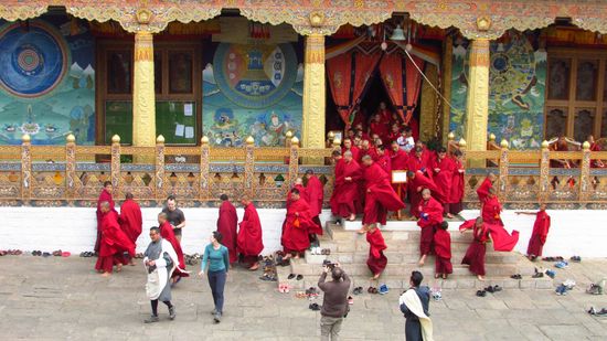 die Seite der Mönche - Der Gottesdienst ist zu Ende und es hat den Anschein, als ob die Mönche fliehen.