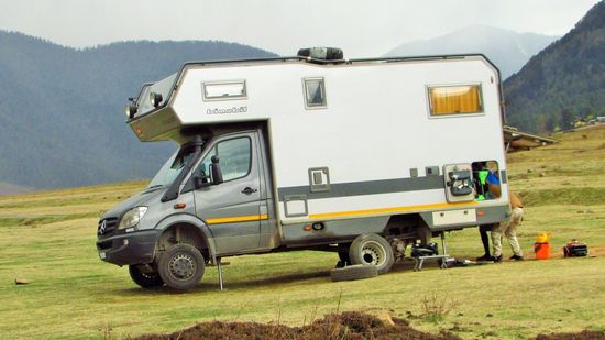Peter nutzt die Pause für einen Reifenwechsel.