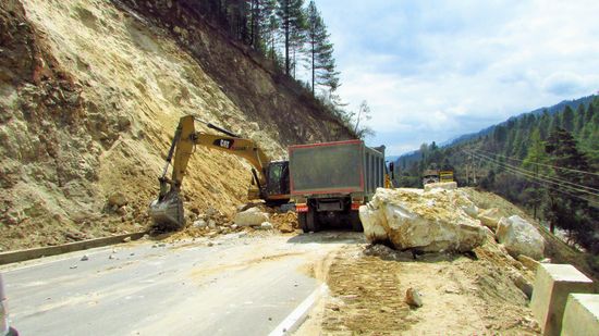 Baustellen und Erdrutsche halten uns auf, wir müssen anhalten, bis der Bagger die Straße einigermaßen geräumt haben.