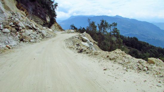 Manchmal ist es richtig eng zu und direkt am Abhang entlang, die Nerven sind ganz schön angespannt.