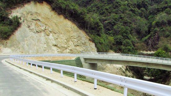 Hier gibt es mal ein Stück Asphalt und eine schön ausgebaute Kurve.