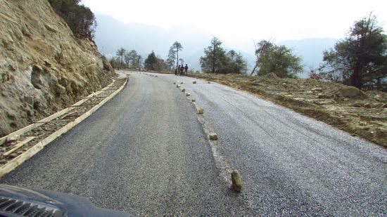 Solche Stücke gibt es zwischendrin schon mal, meist sind sie kurz, aber man kann sich vorstellen, wie die Straße mal wird, wenn sie fertig ist. Wir können aber darauf nicht warten.