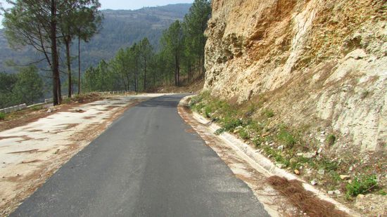 Dann kommt eine Asphaltstraße und wir atmen auf.