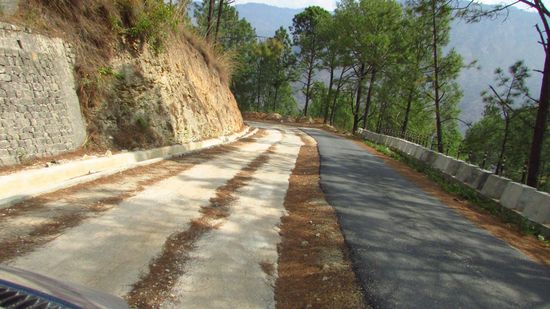 Mal ist die rechte, mal die linke Spur asphaltiert, wir nehmen natürlich immer diese Spur.