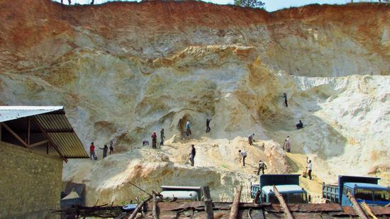 Aber dann ist es auch wieder vorbei. Hier in dem Steinbruch wird der Schotter für die Straße abgebaut. 
Die letzten Kilometer zu unserem Stellplatz auf dem Fußballplatz in Mongar fahren wir also wieder auf Schotter.