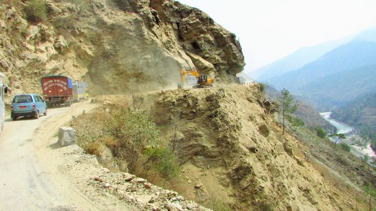 Diese Straße zu fahren macht keinen Spaß und es ist mega anstrengend. Die Landschaft geht an dem Fahrer vorbei, es bleibt keine Zeit auch nur ein Auge darauf zu werfen.