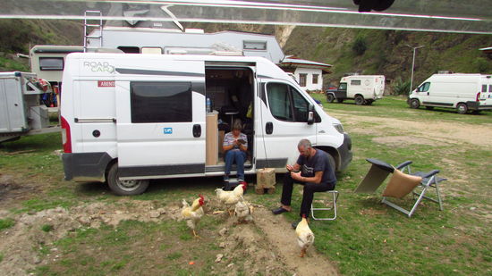 Idyll am Wohnmobil - Was haben die nur gemacht, als es noch keine Handys gab ???