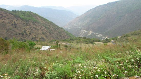 Schon weit im Voraus können wir sehen, wie die Straße verläuft, aber bis wir dort sind dauert es noch einige Zeit.