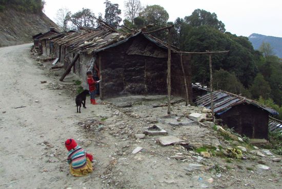 Hier geht’s wieder an den Bauarbeiterhütten vorbei. Kinder spielen hier im Dreck.