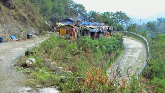 Die Hütten werden auf jedes Fleckchen gebaut. Hier sogar in der engen Kurve.