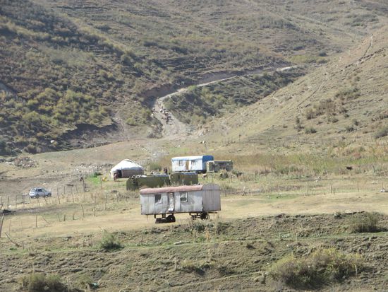 Die Jurten, in denen die Hirten im Sommer leben, wenn ihre Herden auf der Weise sind.