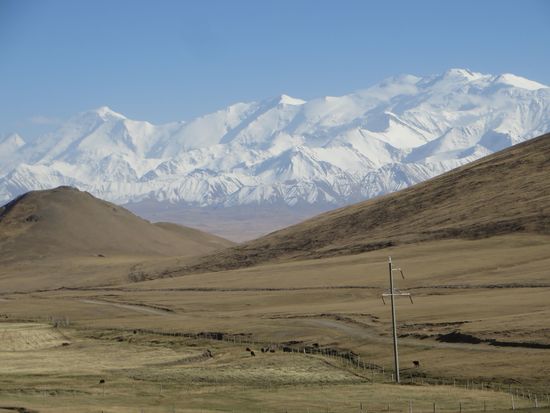 Wir fuhren in der Höhe an den Ausläufern des Pamirgebirges mit seinen Bergen bedeckt vom ewigen Schnee vorbei