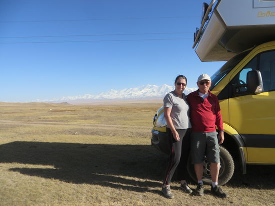 die Schneeberge im Hintergrund