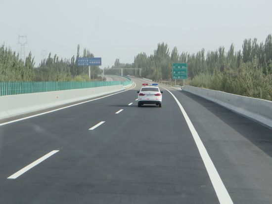 Die Straße ist frei und der Polzeiwagen fährt langsam vor uns her
