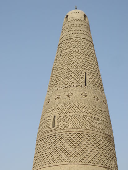 Das Minarett ist mit den Lehmziegeln besonders verziert. Die Moschee wurde von Suleimann dem Großen für seinen Vater Imin 1777 zum Gedenken gebaut.