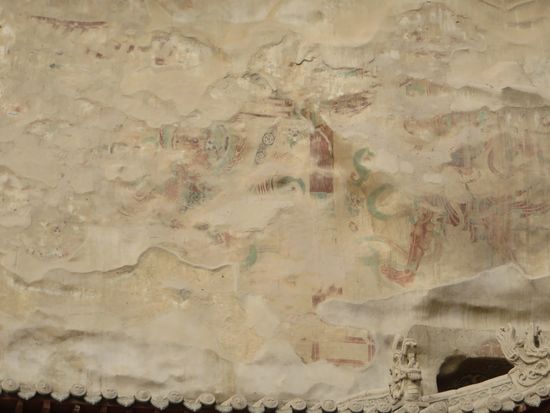 Auch außen gab es noch Reste von Bemalungen zu sehen. Dann ging es in die eigentliche Grotte.
