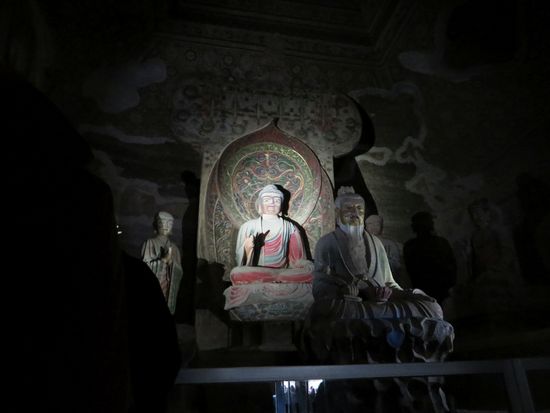In dieser Grotte gab es Buddha-Figuren, deren Kleidung bunt bemalt war.