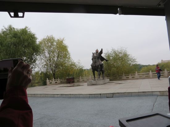 Wir kommen in Jiayuguan und werden von einem Reiterfürsten in Bronze empfangen.  
Er weist uns den Weg zum Fort, dem westlichsten der Großen Mauer.