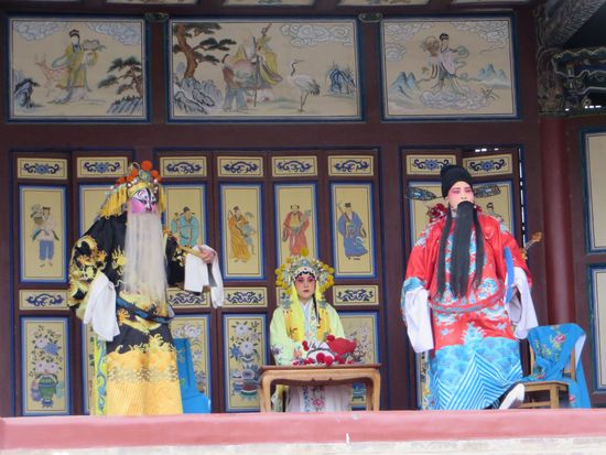 Zur Zerstreuung der Menschen in diesem Fort gab es ein Theater, in dem auch heute noch Aufführungen für die Touristen stattfinden. 
Männerrollen werden von Frauen dargestellt und so singen sie mit entsprechend hohen Stimmen.