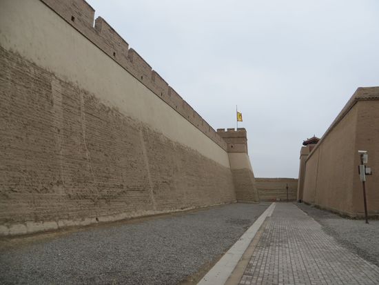 die hohen Mauern des Forts