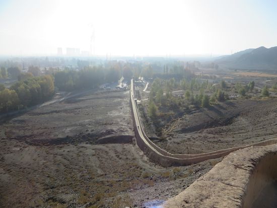 ein Blick von oben herab auf die Mauer