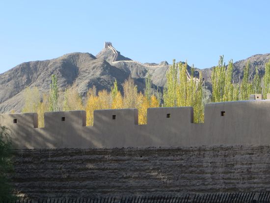 Mit dem letzten Blick auf die Mauer verlassen wir dann den Stellplatz und fahren wieder auf die Autobahn G30 Richtung Lanzhou.