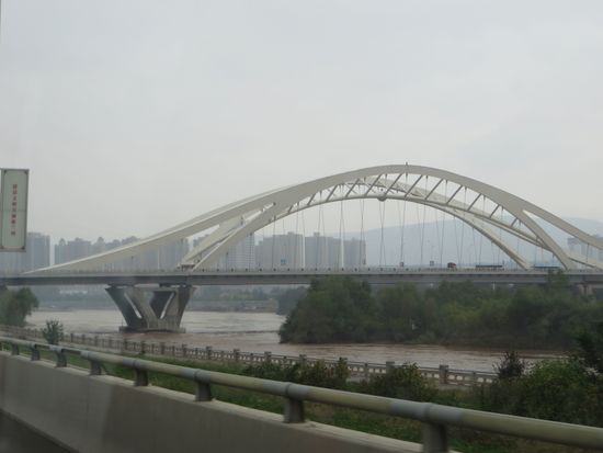 Dann fahren wir in Lanzhou ein und müssen über die Große Brücke fahren, um den Gelben Fluß zu überqueren.