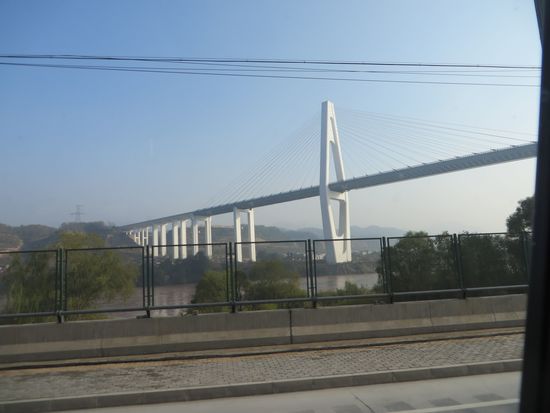 Wir fahren über eine neue Brücke, die das Tal überspannt.