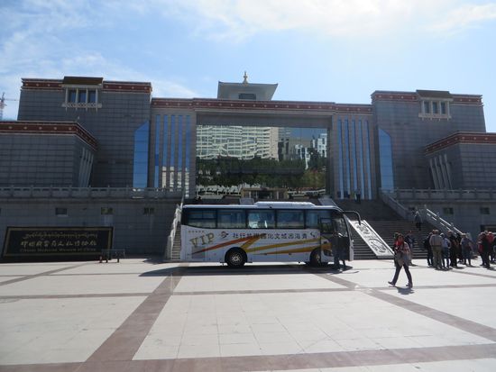 Um 14.oo Uhr kommt der Bus, der uns in die Innenstadt zum Tibetanischen Kultur-Museum bringt.
