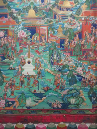 Das Besondere in diesem Museum ist ein 618 m langer Tangka, eine Bilderwand, die mit allen möglichen Themen bemalt ist, verschiedene Dalai Lamas, Himmel und Hölle,