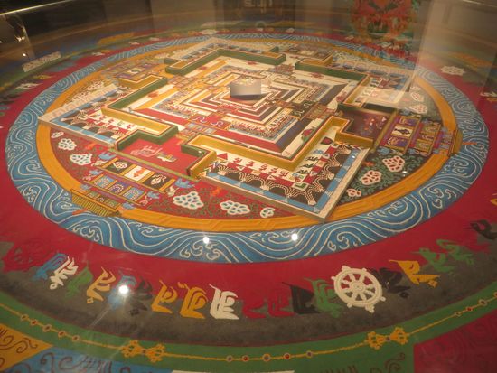 Außerdem war ein großes Mandala ausgestellt, das aus Sand hergestellt ist.